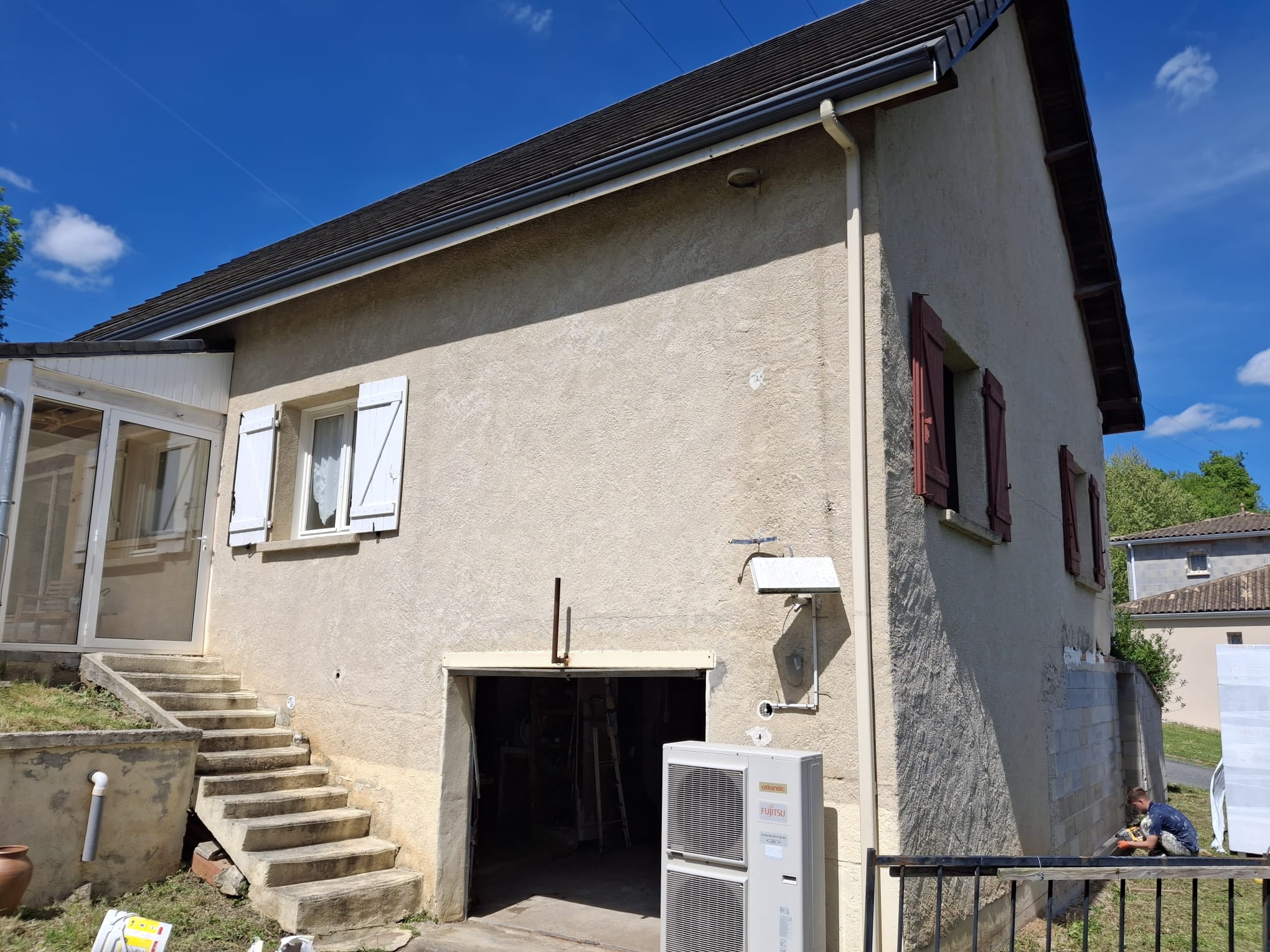 Maison à étage — finition ton pierre — avant